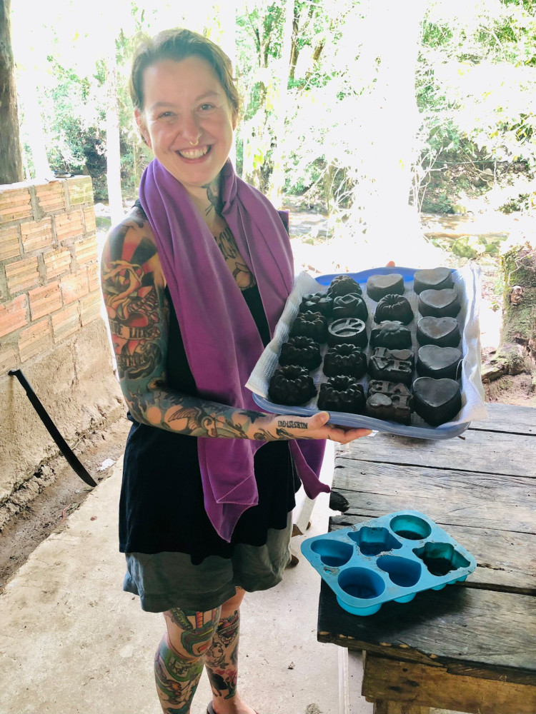 Angelina Katharina Petersen in Peru im Dschungel mit frisch verarbeitetem Kakao