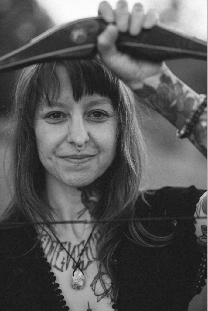 Angelina Katharina Portrait, sie schaut klar und freundlich in die Kamera. Sie begleitet Menschen spirituell und Schamanisch in Leipzig