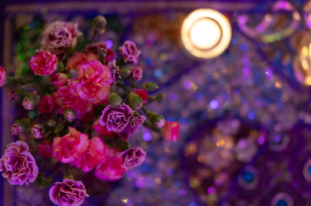 Zeremonie Gegenstände, Atmosphärisch dargestellt durch Blumen und Kerzen. Frauenkreis in Leipzig