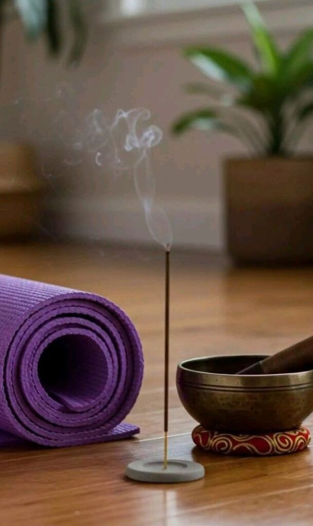 Yogamatte, neben Räucherstäbchen und Klangschale. der Yoga Unterricht mit Angelina in Leipzig