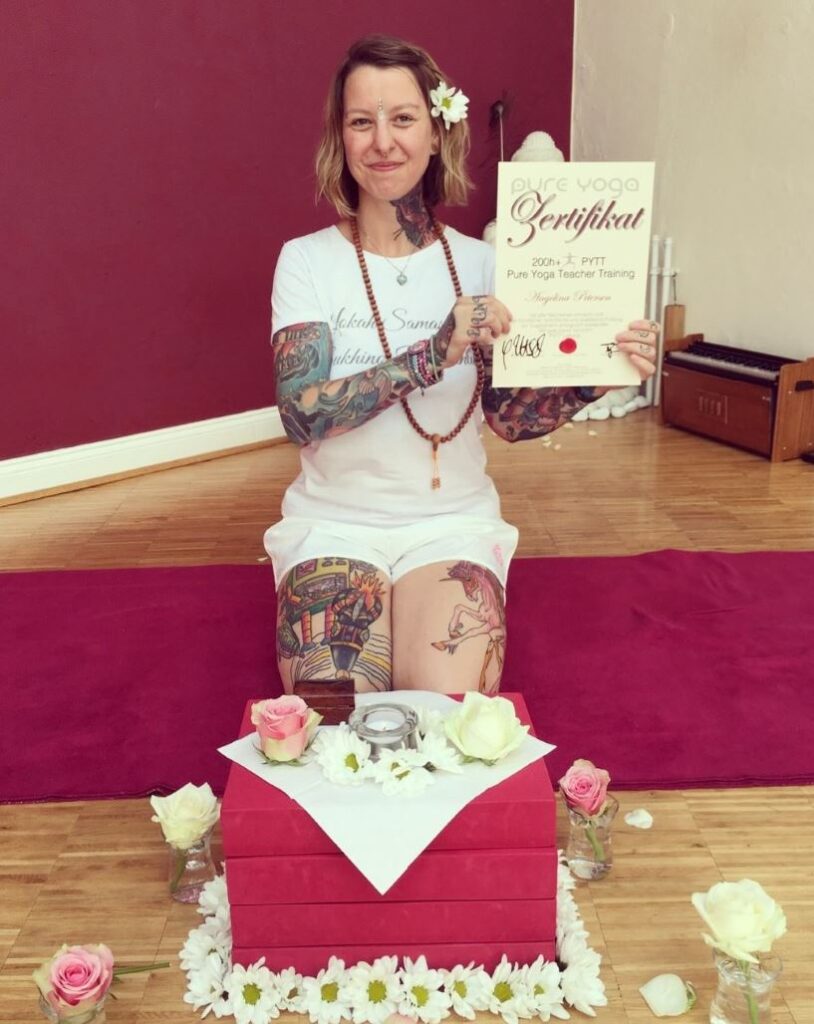 Angelina Katharina mit ihrem Zertifikat als Yogalehrerin in Leipzig